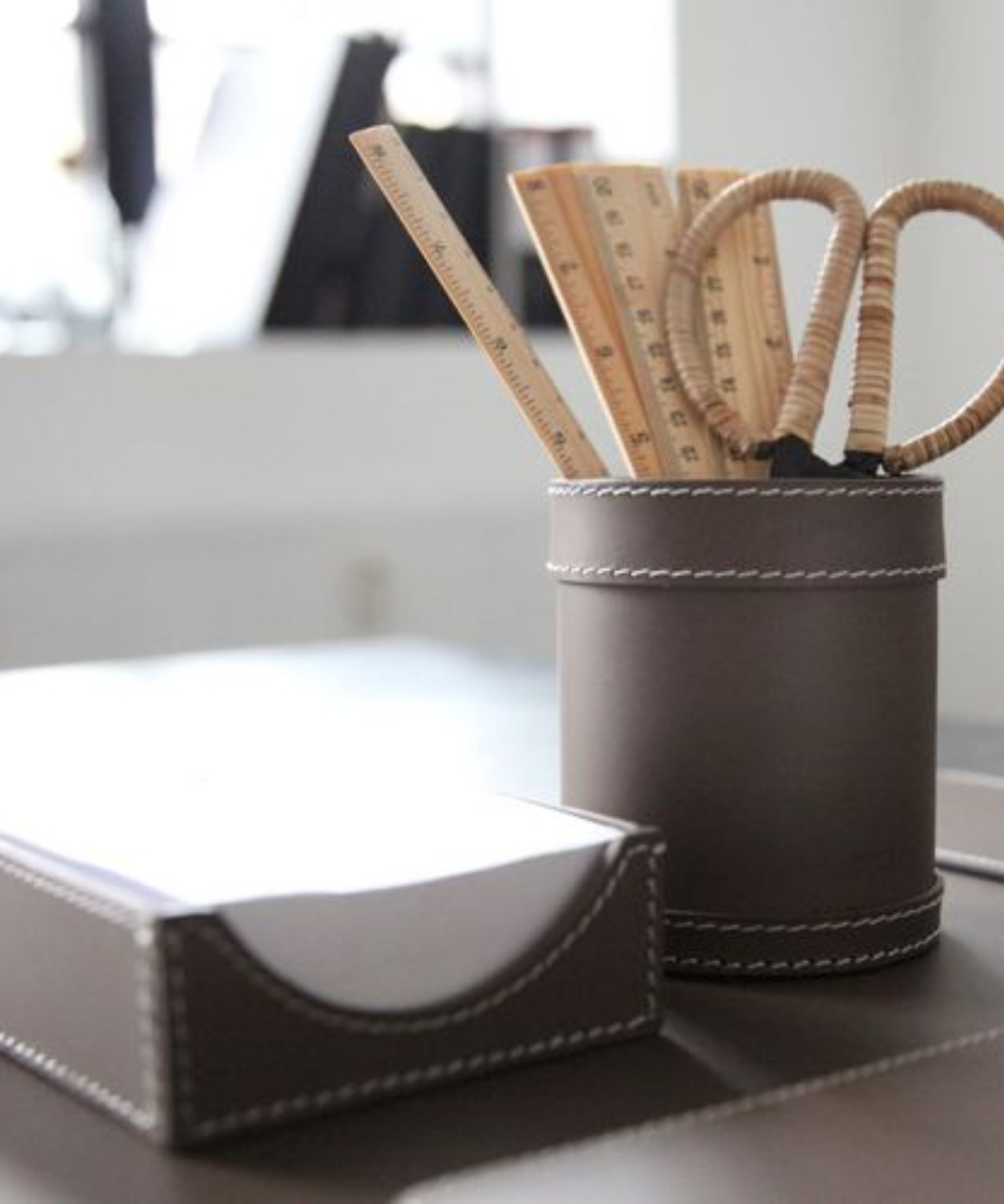 סט שולחני מעמד לעטים ופתקים מעור ממוחזר